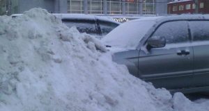 Машину засыпали снегом в центре города