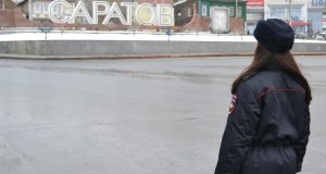 Саратовские девушки-инспекторы ГИБДД поздравляли остановленных водителей