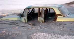Только в Уфе: автомобиль провалился в яму с водой