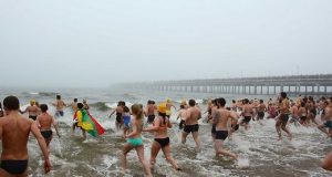В Литве сотни людей искупались в море в 0 градусов