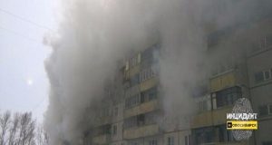 Спасатели эвакуировали 26 человек из задымленного дома в Новосибирске